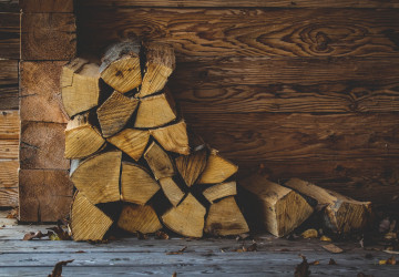 Trockenes Brennholz bis zum Winter